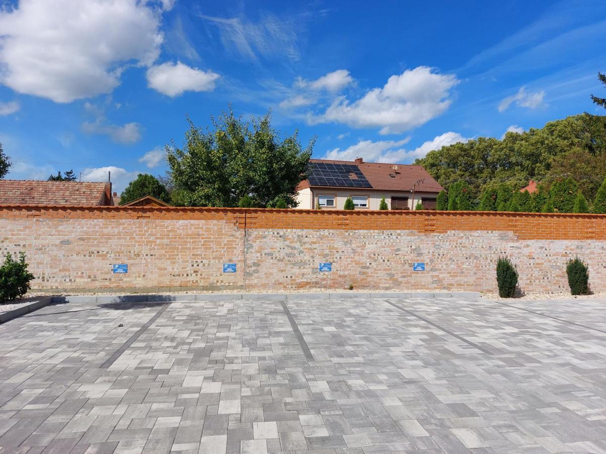 Linden Apartman 002 - Adults Only Mosonmagyaróvár 외부 사진